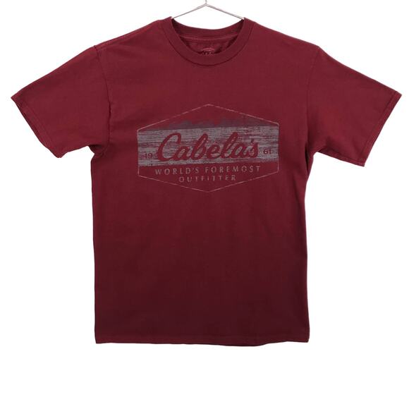 Cabelas T Shirt Mens Small Burgundy Worlds Foremost Outfitter 1961 Graphic Top - Picture 1 of 5